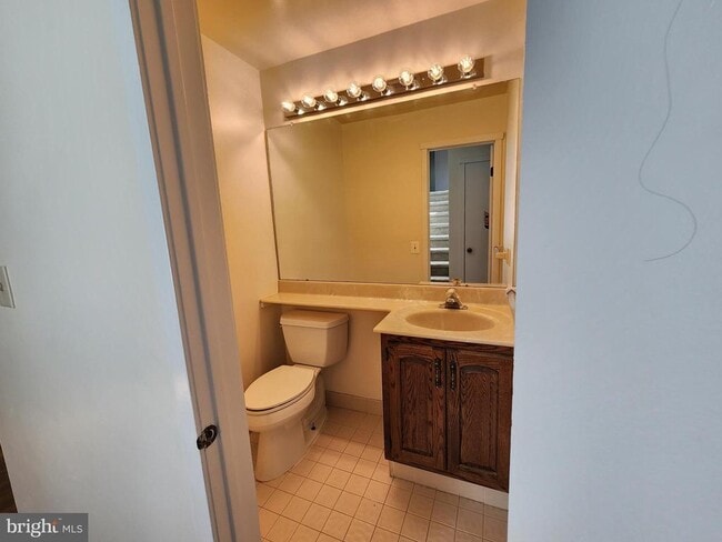Building Photo - 254 Sayre Dr