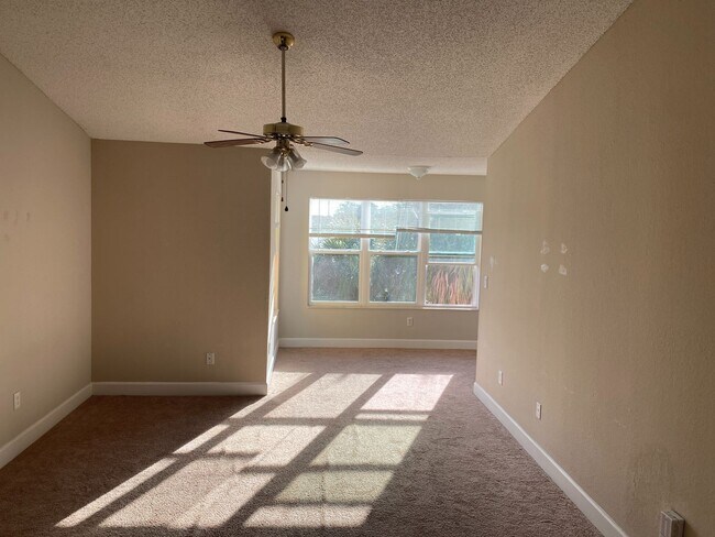 Building Photo - Venetian Place - 1736