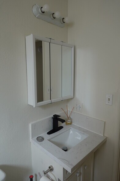 Bathroom - 15338 Larch Ave