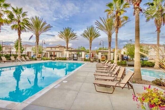 Building Photo - Beautiful Townhome in South Temecula with Views!