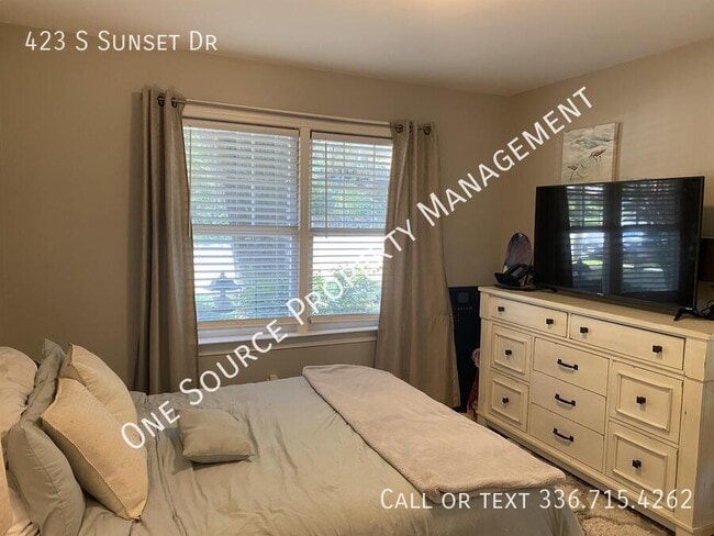 Building Photo - 423 S Sunset Dr