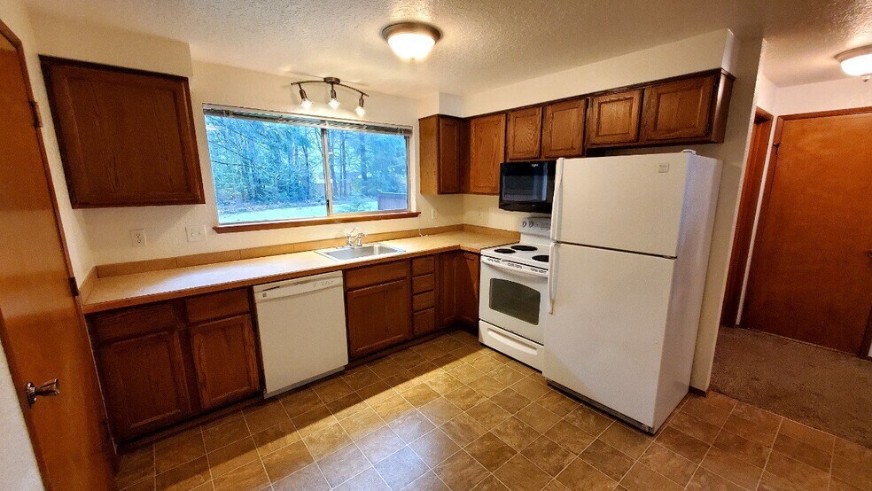 Building Photo - 821 Kaiser Rd NW