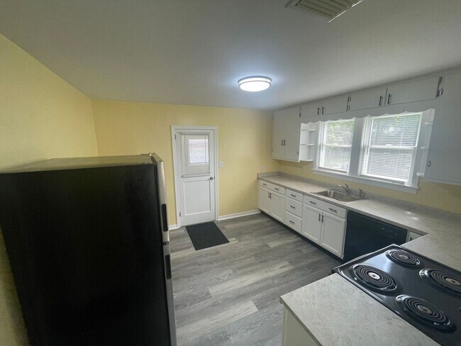 Building Photo - Spacious 2 bedroom, 1 bathroom home Availa...