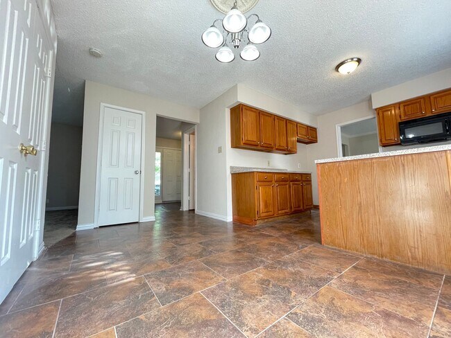 Building Photo - 4 Bed 2 Bath