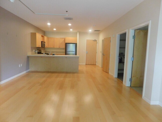 Building Photo - Fall Special $300 Off First Full Mo.-Beaut...