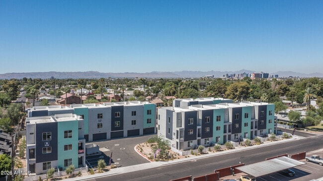 Building Photo - 2601 E Clarendon Ave