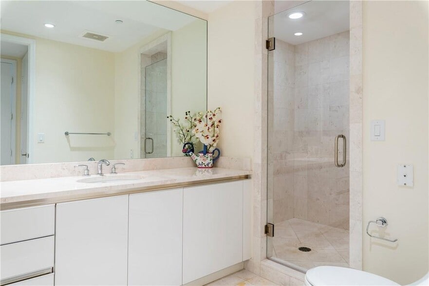 Building Photo - 16051 Collins Ave