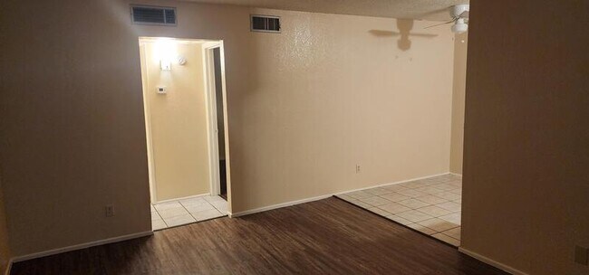 Building Photo - 2843 E 17th St