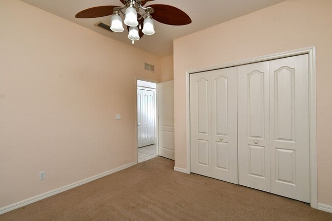 Building Photo - 2 Bedroom with Den and Garage. Over !800 Sq. Ft under air