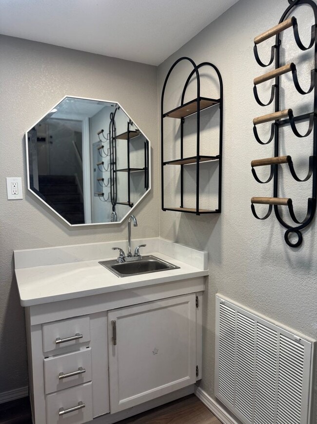 Building Photo - Newly renovated 3 bedroom 2.5 baths