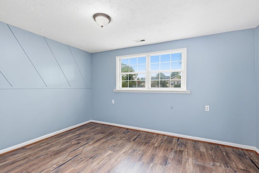 Building Photo - 11259 Edgewood Dr