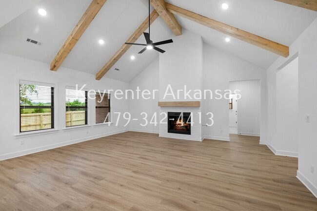 Building Photo - 4 Bed, 2 Bath Home