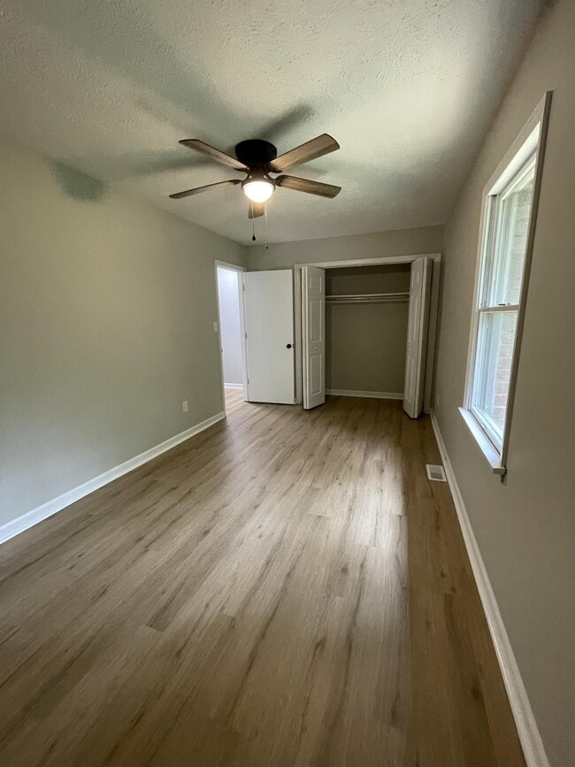 Building Photo - 139 E Vail Dr