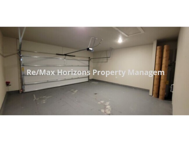 Building Photo - Great Arbor Place Home!