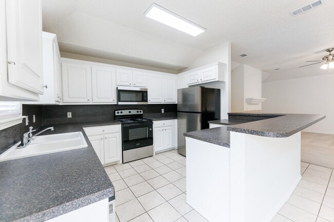 Building Photo - 10104 Englewood Ave