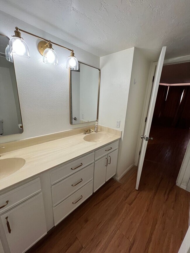 Building Photo - 3 Bedroom 2 bath Condo in Midvale!