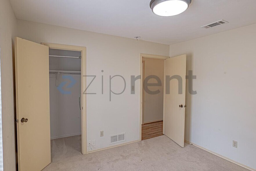 Building Photo - Unit