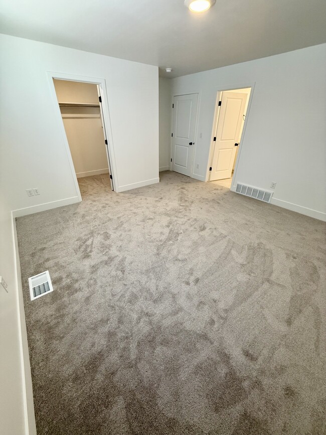 Building Photo - 564 1860 N