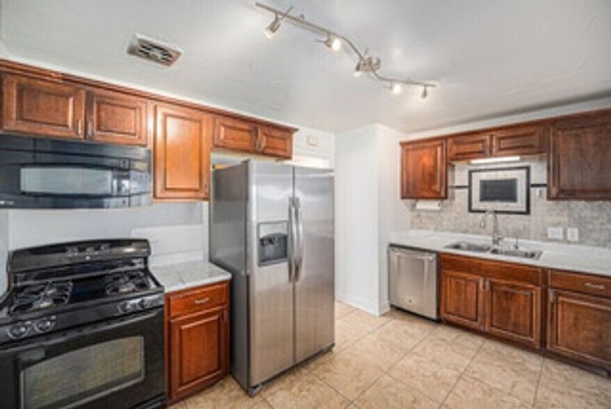 Building Photo - 1530 W Berkeley Pl