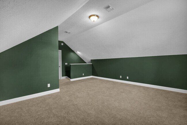 Building Photo - AVAILABLE LATE JULY 2025 (PET FRIENDLY)