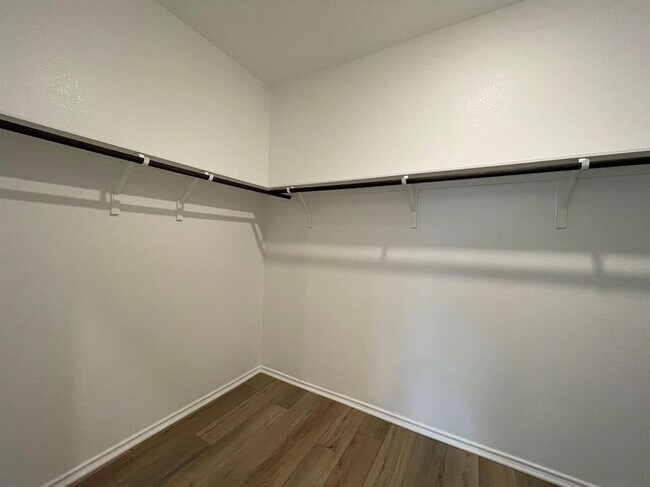 Building Photo - 433 Sebring Cir