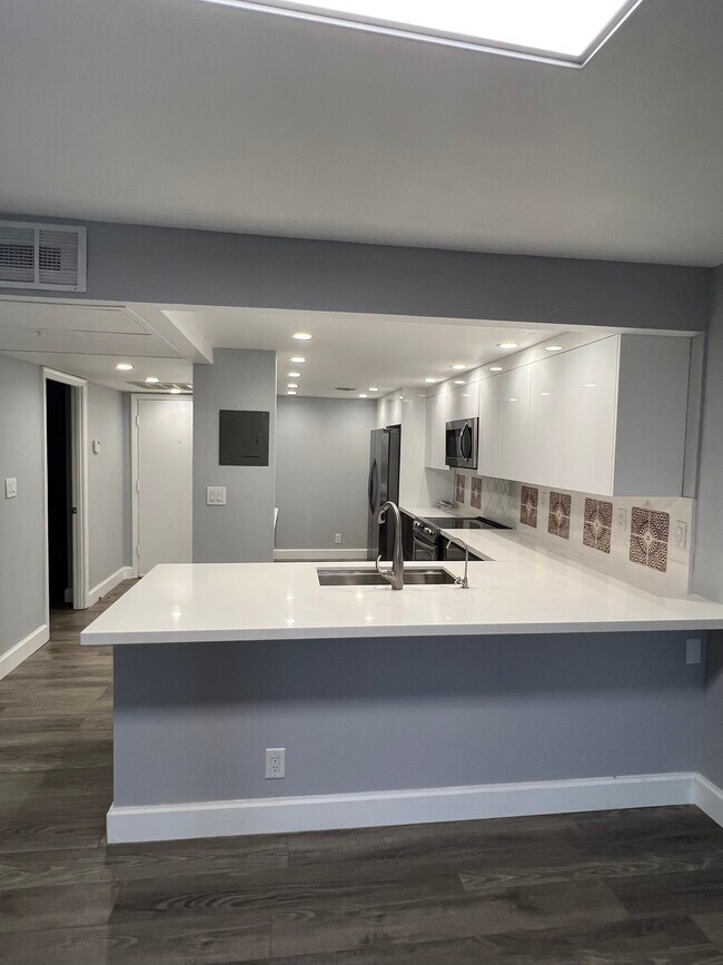 Building Photo - 7 Royal Palm Way