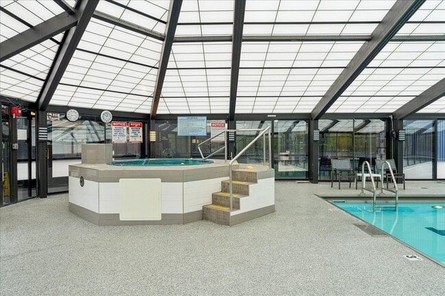 Building Photo - 5415 N Sheridan Rd