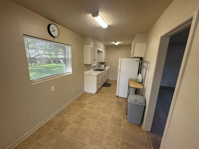 Building Photo - Beautiful 3 bedroom, 2 bath home located i...