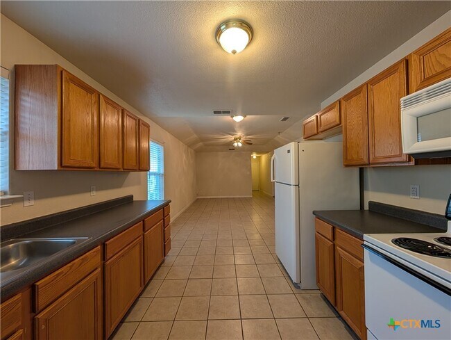 Building Photo - 956 Misty Acres Dr