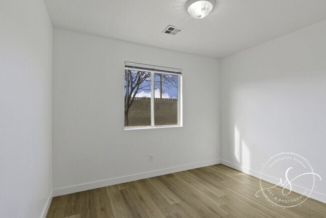Building Photo - "Beautiful 3-Bed 2-Bath home with a large yard in Ivins!"