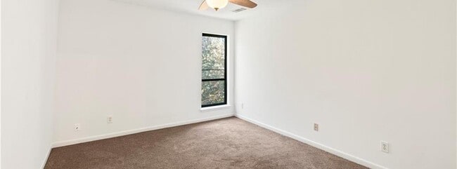 Building Photo - 2685 Meadowlawn Dr