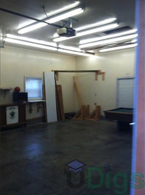 Building Photo - 2-Story House, 4Bed/2Bath, Garage, Washer/Dryer. Pet Friendly