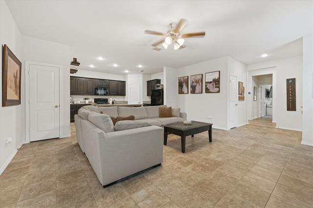 Building Photo - 585 Concho St