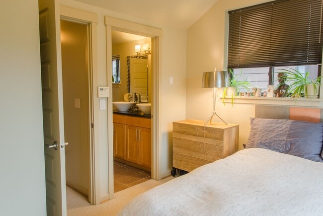 Building Photo - 2Bd/1.5Ba Seattle Townhouse