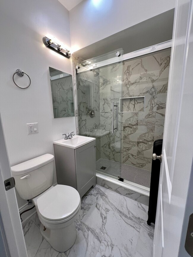 Building Photo - 1701 W Albion Ave