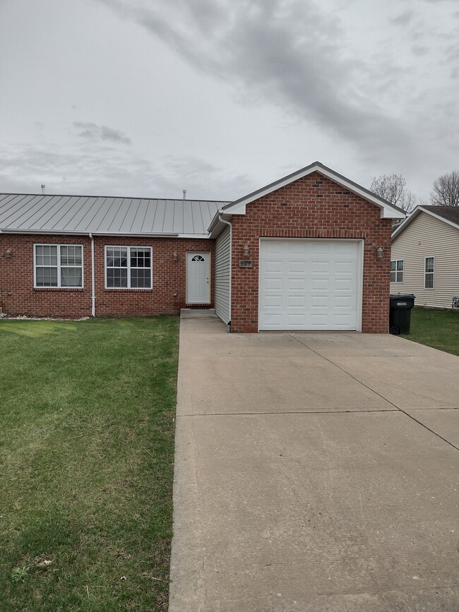 Primary Photo - 947 W Bergera Rd