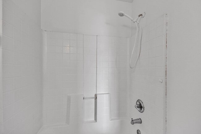 Building Photo - Quiet Cul De Sac location