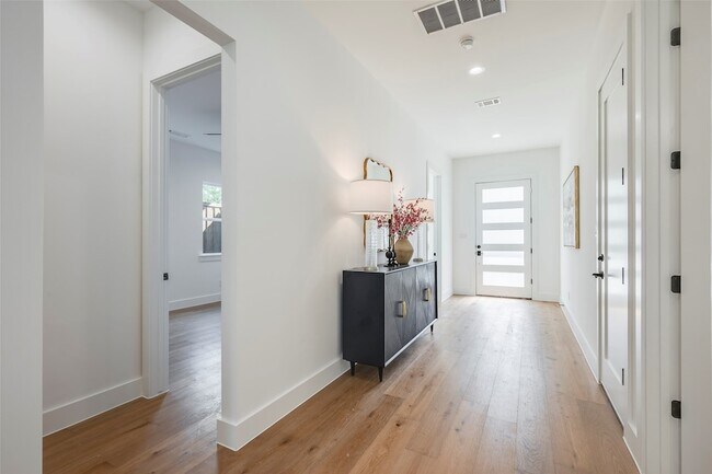 Building Photo - 6027 Marquita Ave