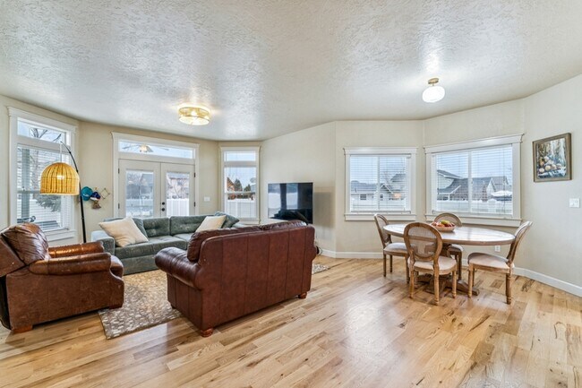 Building Photo - 2012 W Rock Creek Dr
