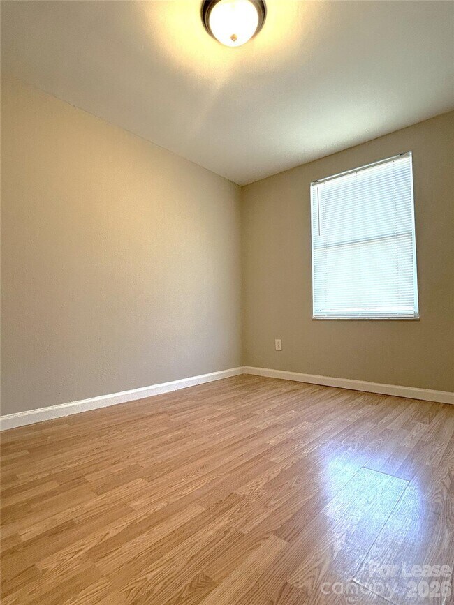 Building Photo - 9620 Vinca Cir
