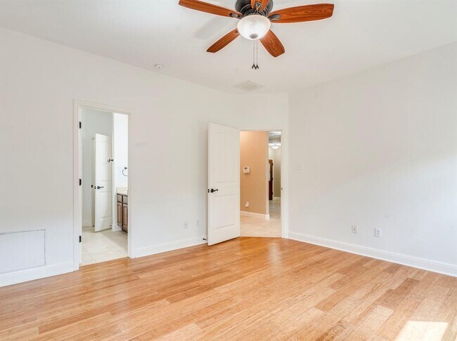 Building Photo - 10804 Wildwood Cir
