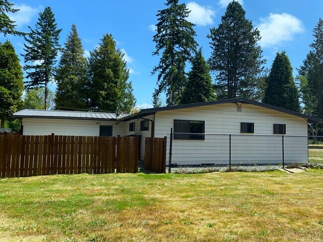 Building Photo - Wonderful Spacious 3-Bedroom 3 Bath with Over an Acre of Land with a Private Gate!
