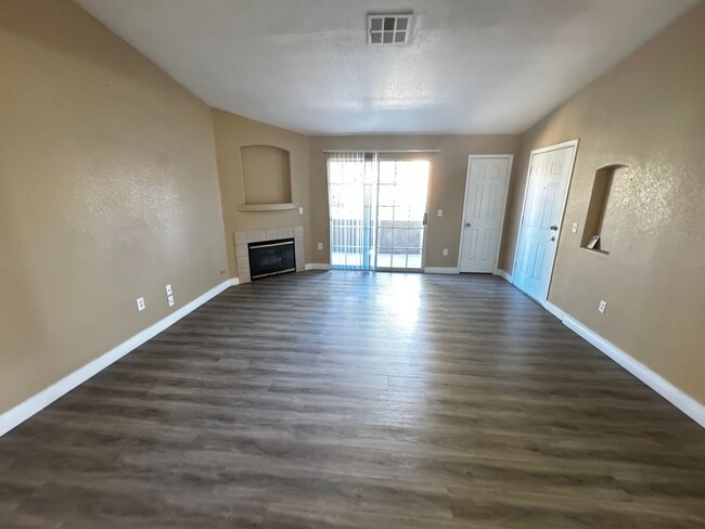 Building Photo - 2 BEDROOM CONDO IN NORTHEAST WITH 2 WEEKS ...