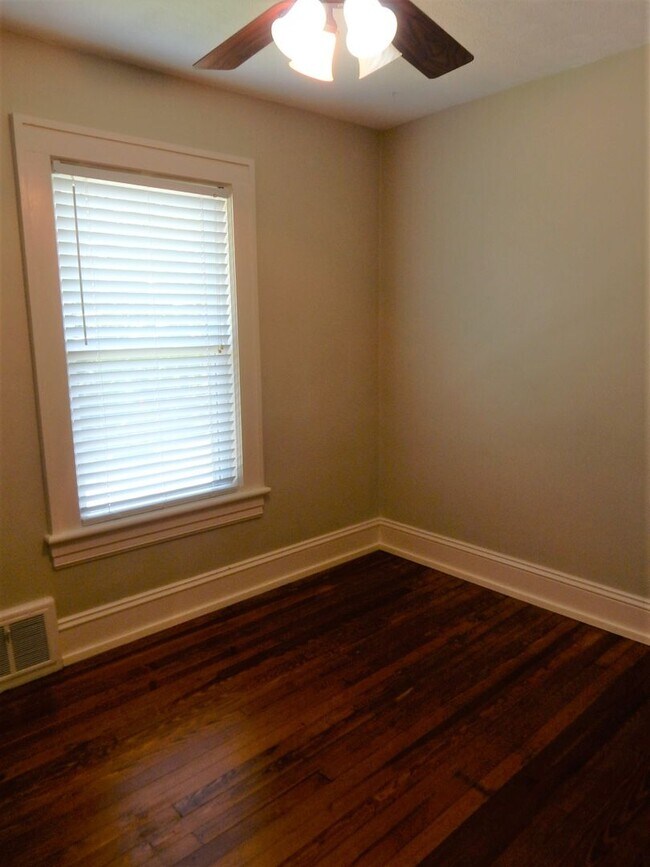 Building Photo - Grandin Court Foursquare convenient to SW ...