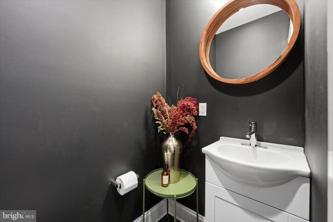 Building Photo - 1902 E Hagert St