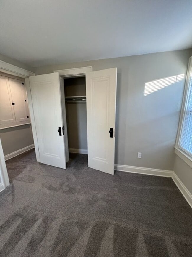 Building Photo - *Rare Find* Updated 3 Bedroom 2 Bathroom H...