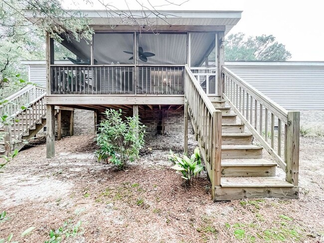 Building Photo - LOCATION! 5 mins from Carolina Beach bridg...