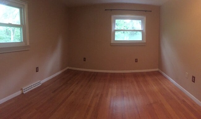 Building Photo - 4 Bedroom/2.5 Bathroom House Across from W...
