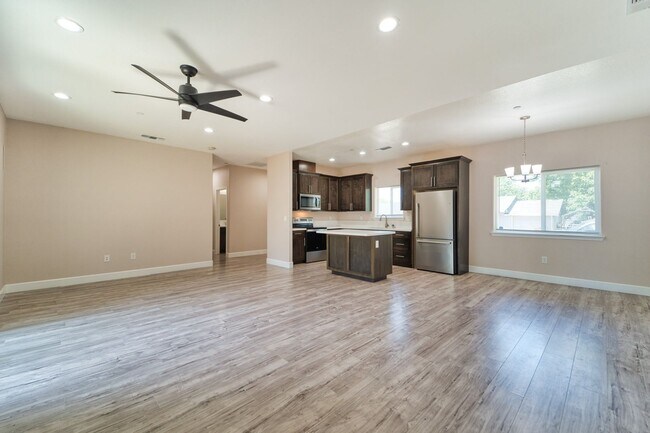 Building Photo - Like new home in Olivehurst