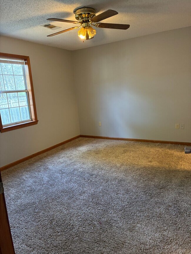 Building Photo - River Oaks Commons Condo 2 bedroom Plus Office and Garage